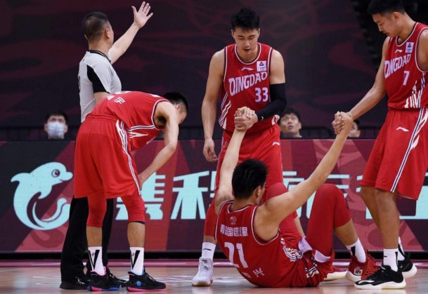4月最后一天，湖人队召开关键会议