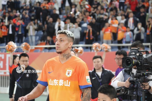 山东泰山连续两轮中超没有首发一个U21，两场首发平均年龄30岁