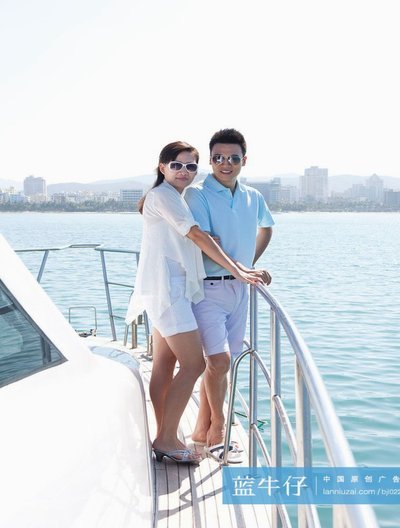 尼科与多名女性游艇度假，前女友疑似回应：大海教会我放手