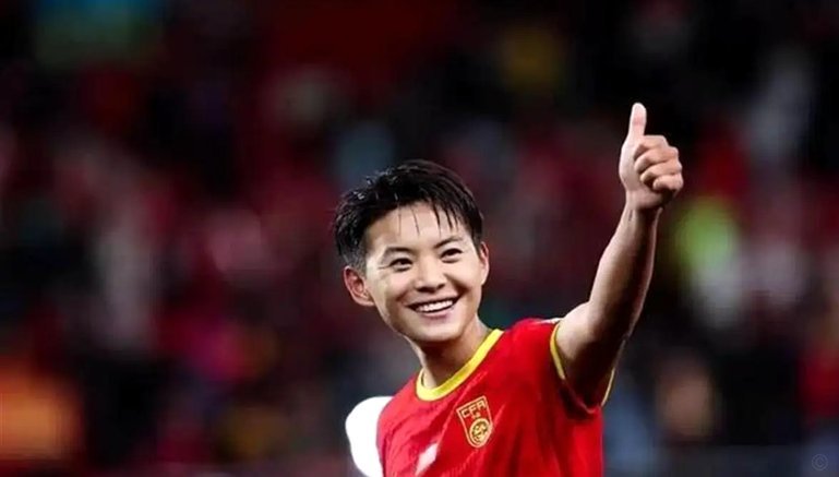王霜远射再憾击横梁，可惜！