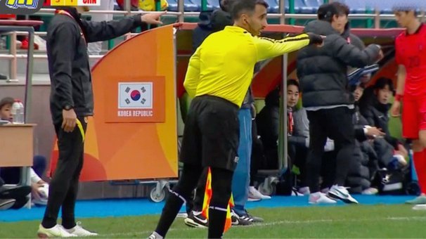 韩国哨黑了，老师冲场！